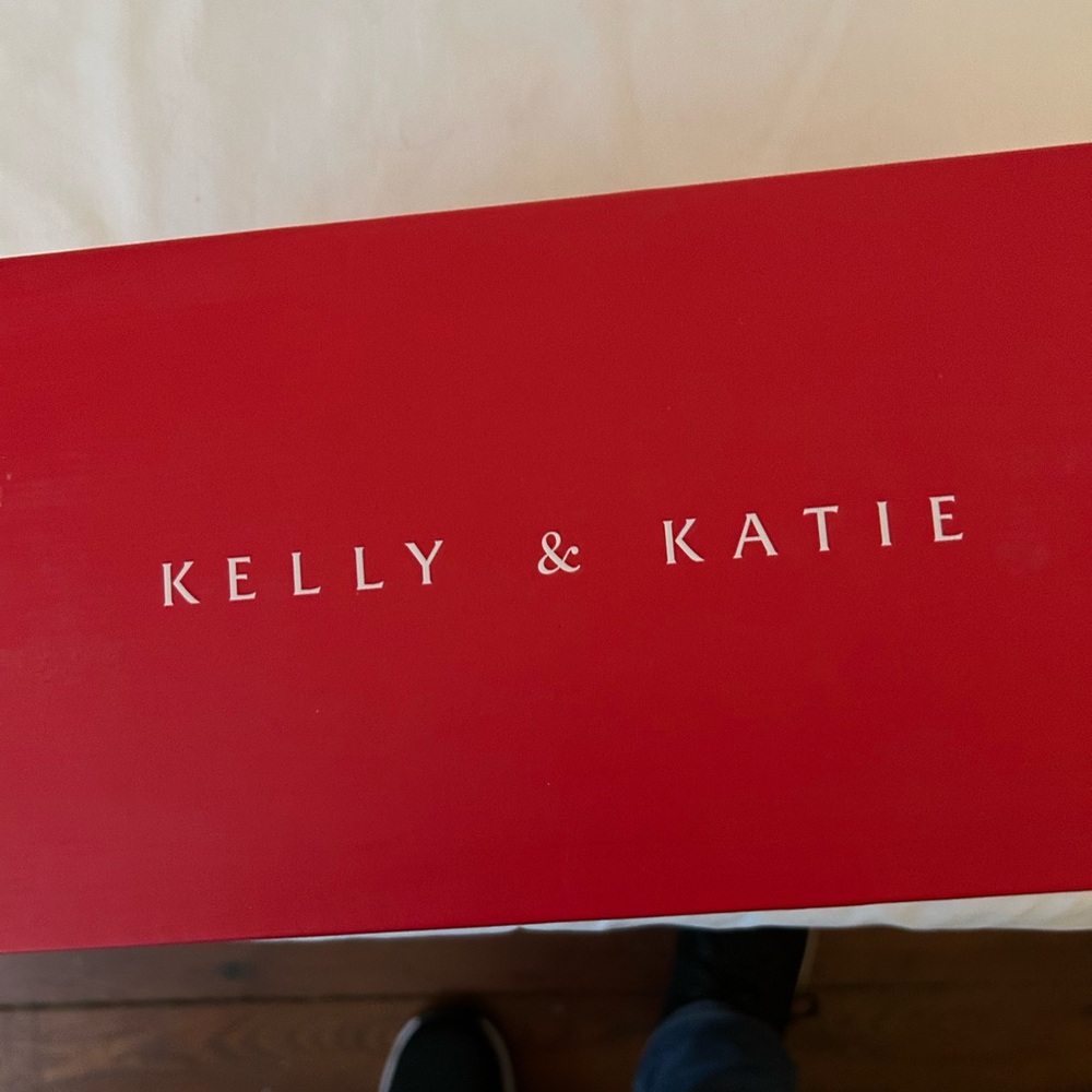 Katie & Kelly Kenzy White Sandals - Picture 5 of 5